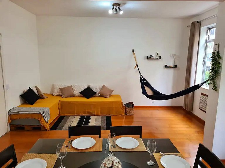Apartamento Espaçoso e Iluminado no Coração de Copacabana