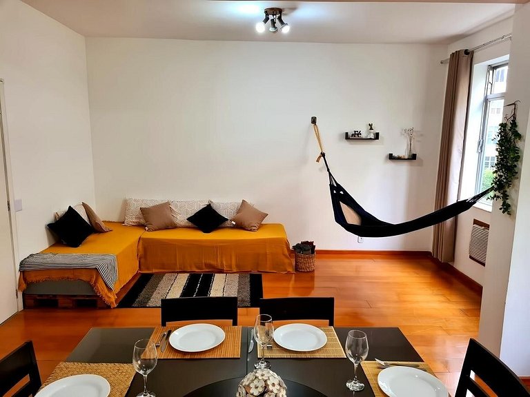 Apartamento Espaçoso e Iluminado no Coração de Copacabana