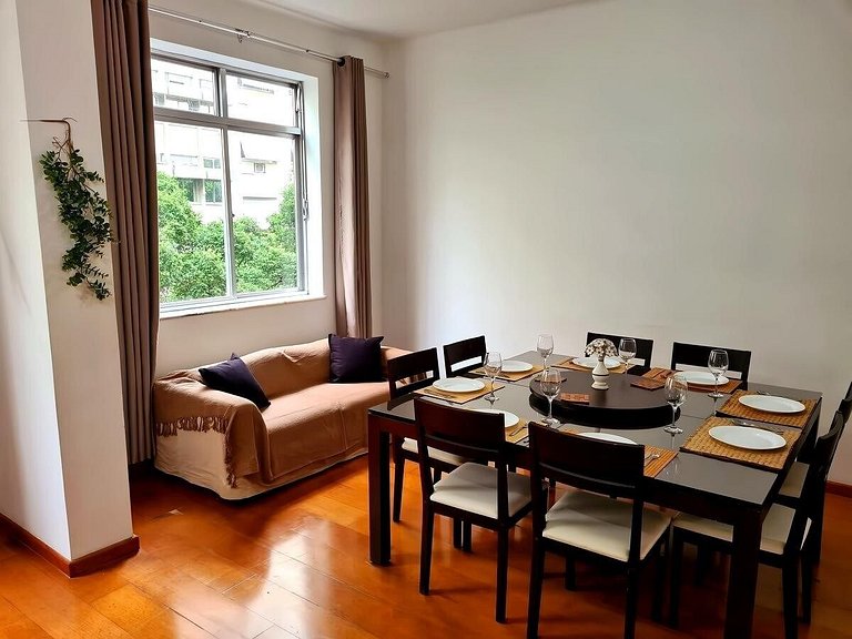 Apartamento Espaçoso e Iluminado no Coração de Copacabana