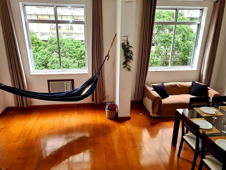 Apartamento Espaçoso e Iluminado no Coração de Copacabana
