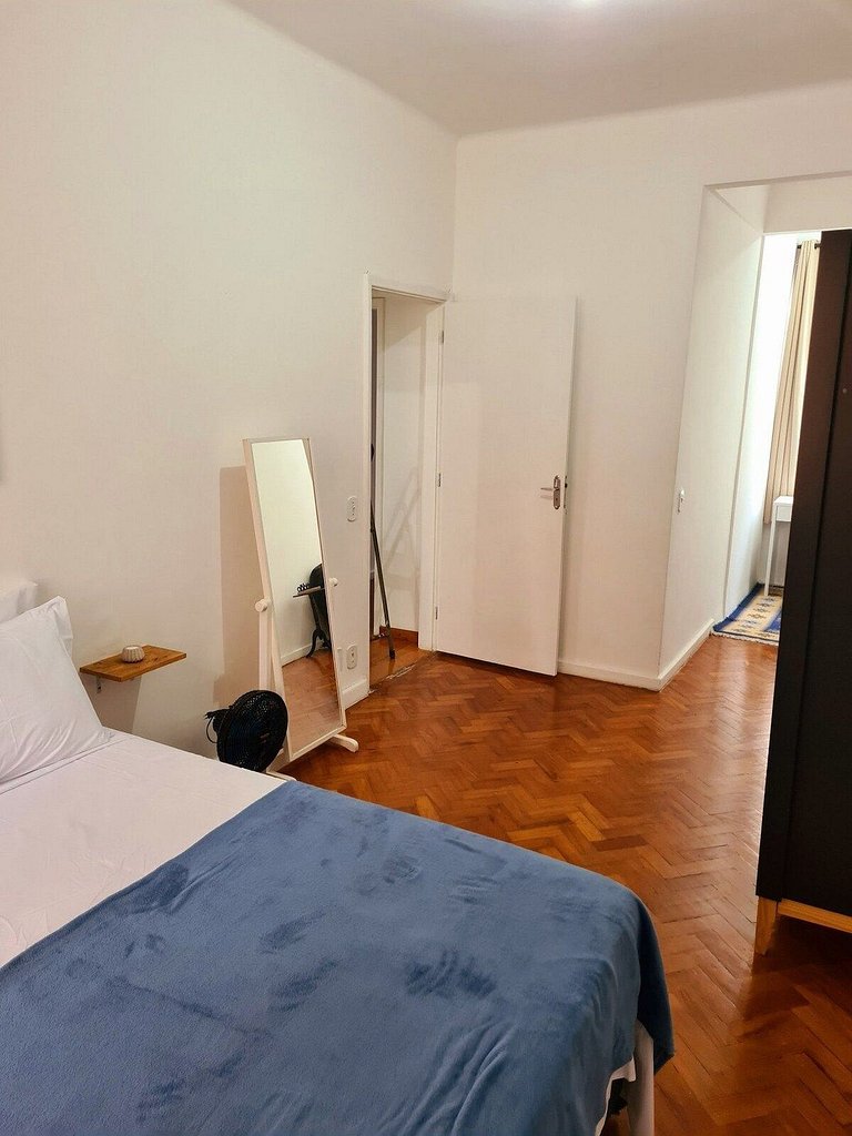 Apartamento Espaçoso e Iluminado no Coração de Copacabana