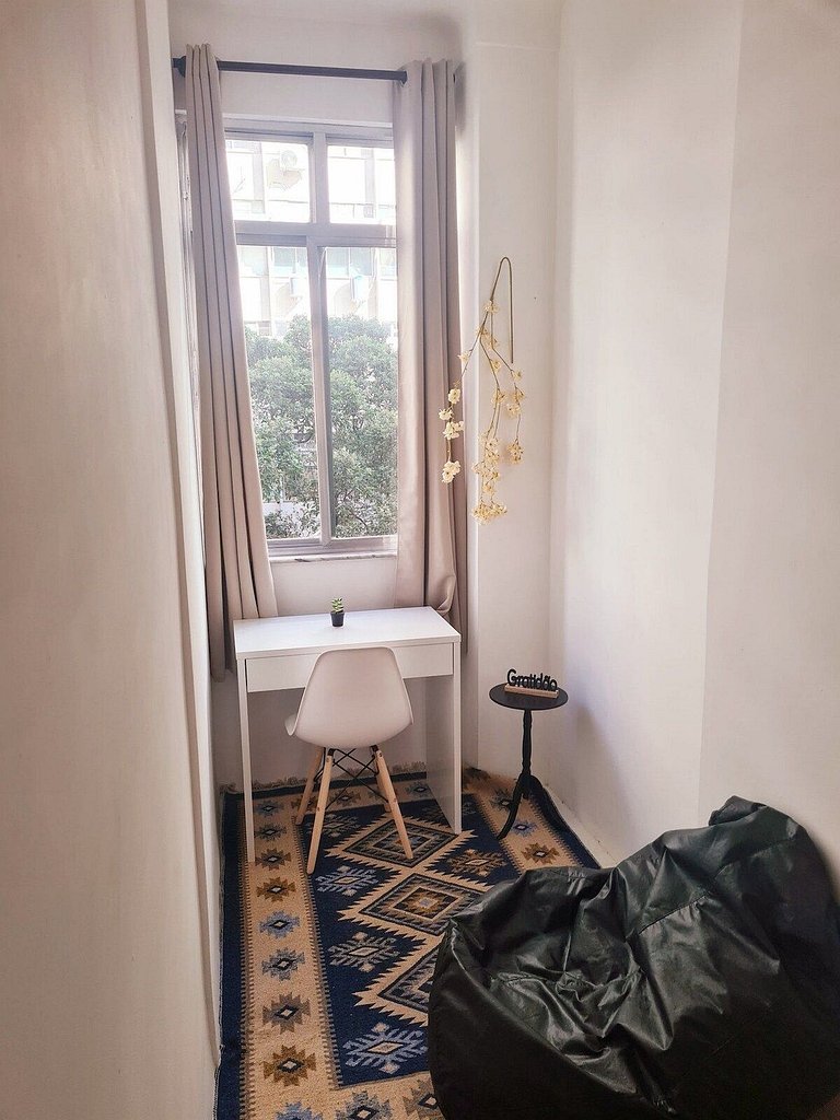 Apartamento Espaçoso e Iluminado no Coração de Copacabana